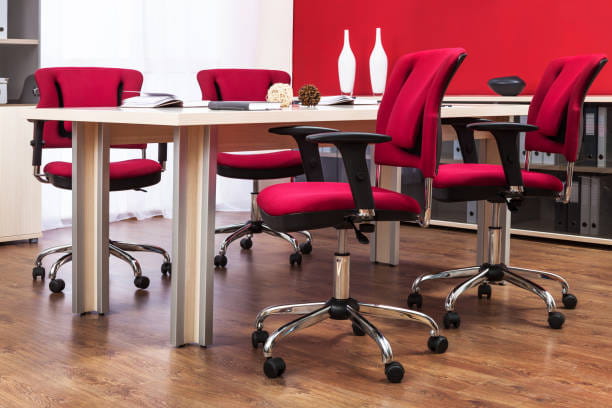 تصویر 1 از صندلی اداری کلاسیک با دسته های چوبی و نشیمن نرم